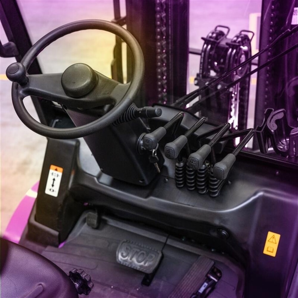 N° de l'image du produit 7 : Chariot élévateur électrique AntOn by Jungheinrich CBH 2.5 avec mât télescopique triple, hauteur de levage 4 800 mm, capacité de charge 2 500 kg, cabine intempéries ECO, y compris chargeur externe 80 V, 100 A, CEE, 5 broches