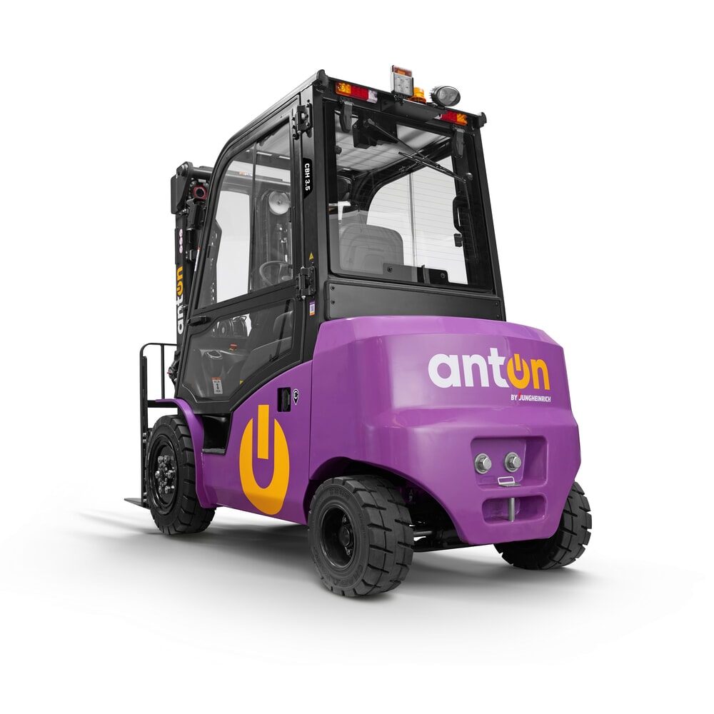 N° de l'image du produit 2 : AntOn by Jungheinrich chariot élévateur électrique CBH 3.5 avec mât télescopique triple, hauteur de levage 4 800 mm, capacité de charge 3500 kg, cabine intempéries Comfort, y compris chargeur externe 80 V, 60 A, CEE, 5 broches