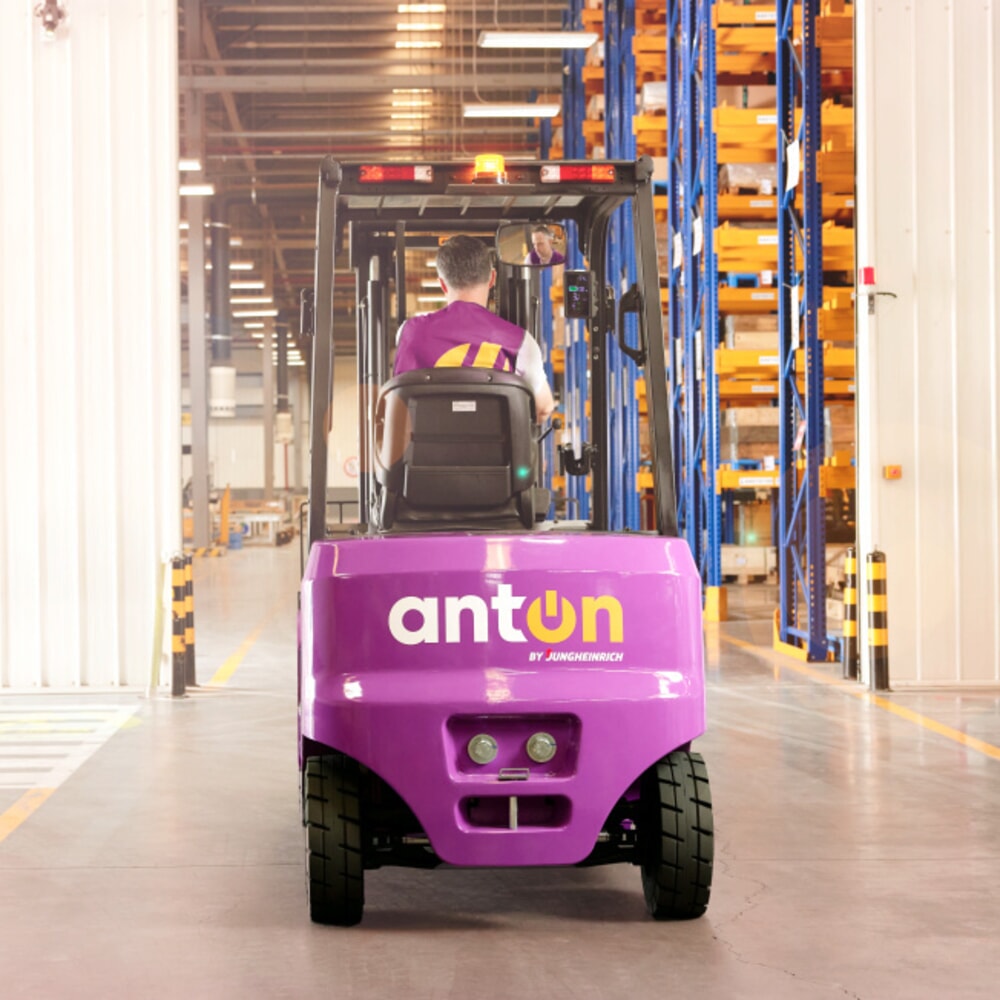 N° de l'image du produit 4 : Chariot élévateur électrique AntOn by Jungheinrich CBH 3.5 avec mât télescopique double, hauteur de levage 3 300 mm, capacité de charge 3 500 kg, y compris chargeur externe 80 V, 100 A, CEE, 4-pin