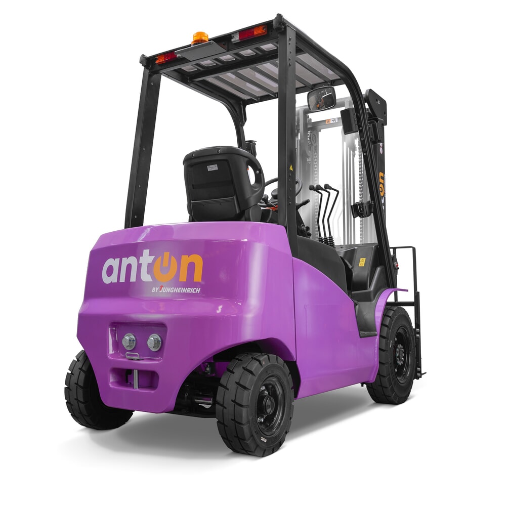 N° de l'image du produit 3 : AntOn by Jungheinrich chariot élévateur électrique CBH 3.5 avec mât télescopique triple, hauteur de levage 4 800 mm, capacité de charge 3500 kg, cabine intempéries ECO, y compris chargeur externe 80 V, 60 A, CEE, 5 broches
