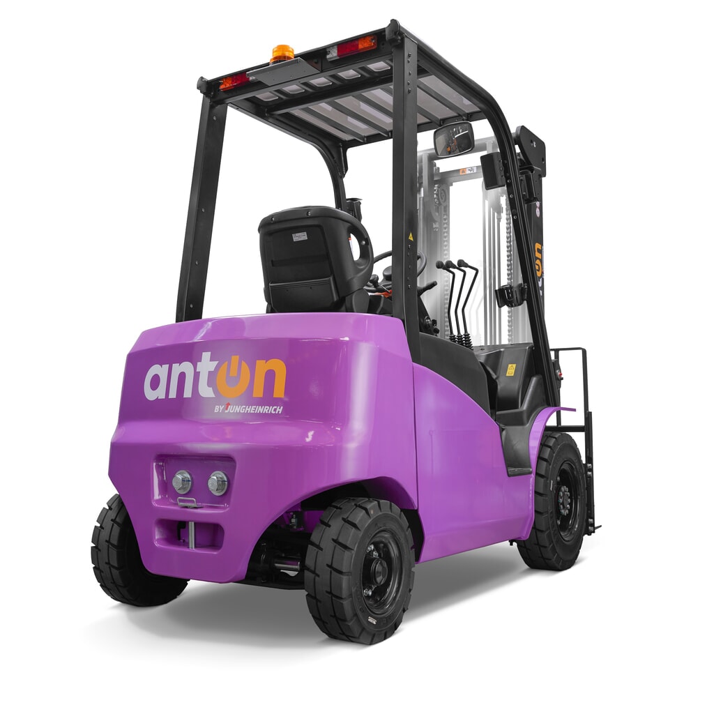 AntOn by Jungheinrich chariot élévateur électrique CBH 3.5 avec mât télescopique triple, hauteur de levage 4 800 mm, capacité de charge 3500 kg, cabine intempéries ECO, y compris chargeur externe 80 V, 60 A, CEE, 5 broches N° de l'image du produit 3 : AntOn by Jungheinrich chariot élévateur électrique CBH 3.5 avec mât télescopique triple, hauteur de levage 4 800 mm, capacité de charge 3500 kg, cabine intempéries ECO, y compris chargeur externe 80 V, 60 A, CEE, 5 broches