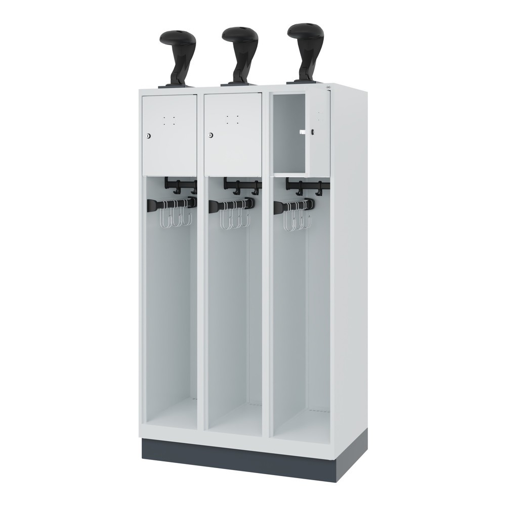 Numéro de l'image du produit 1: C+P Vestiaire pompier YOUNGSTER, socle, 3 compartiments, HxlxP 1 530 x 900 x 500 mm, gris clair, avec support de casque