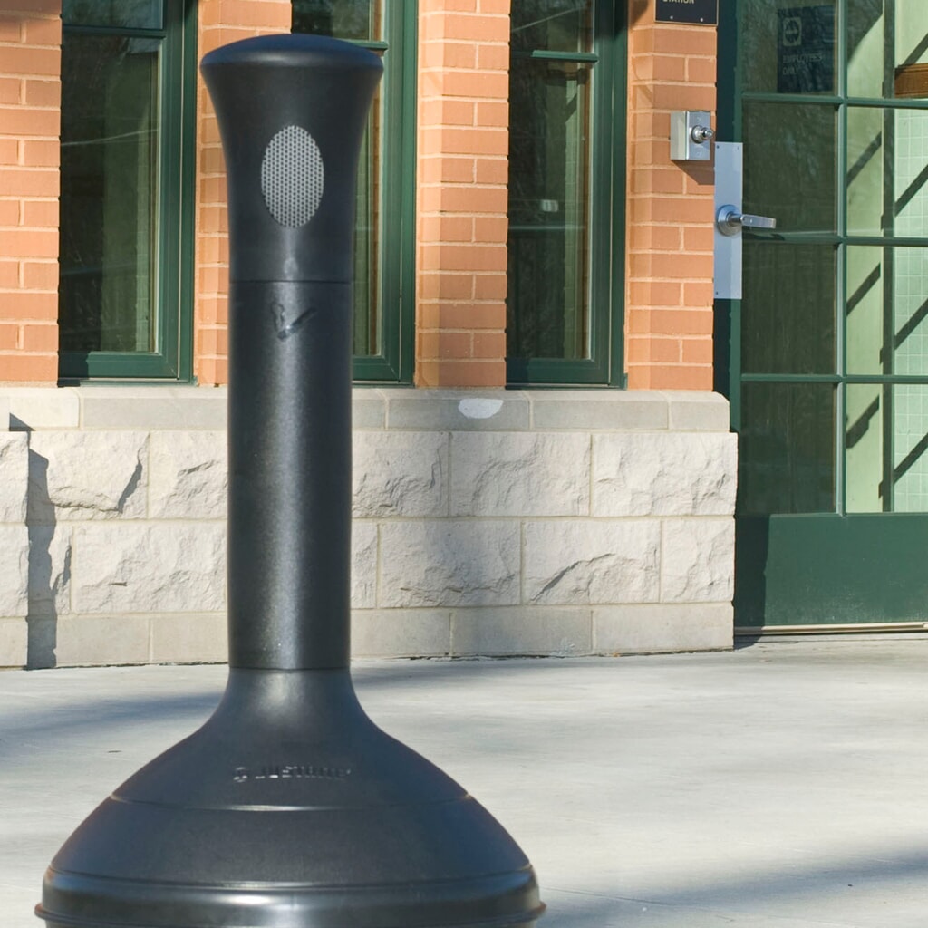 N° de l'image du produit 3 : Cendrier colonne de sécurité Justrite® Premium, auto-extinguible, 15 litres, noir