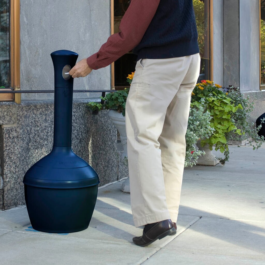 N° de l'image du produit 5 : Cendrier colonne de sécurité Justrite® Premium, auto-extinguible, 15 litres, noir