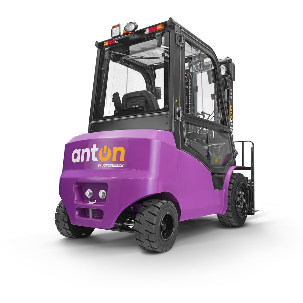 N° de l'image du produit 2 : Chariot élévateur électrique AntOn par Jungheinrich CBH 3.0 avec mât télescopique triple, hauteur de levage 4 800 mm, capacité de charge 3 000 kg, cabine intempéries Comfort, y compris chargeur externe 80 V, 60 A, CEE, 4 broches
