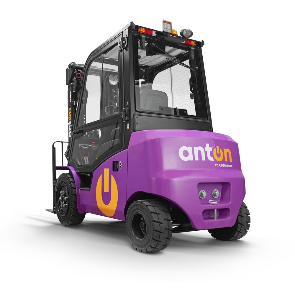 N° de l'image du produit 4 : Chariot élévateur électrique AntOn par Jungheinrich CBH 3.0 avec mât télescopique triple, hauteur de levage 4 800 mm, capacité de charge 3 000 kg, cabine intempéries Comfort, y compris chargeur externe 80 V, 60 A, CEE, 4 broches