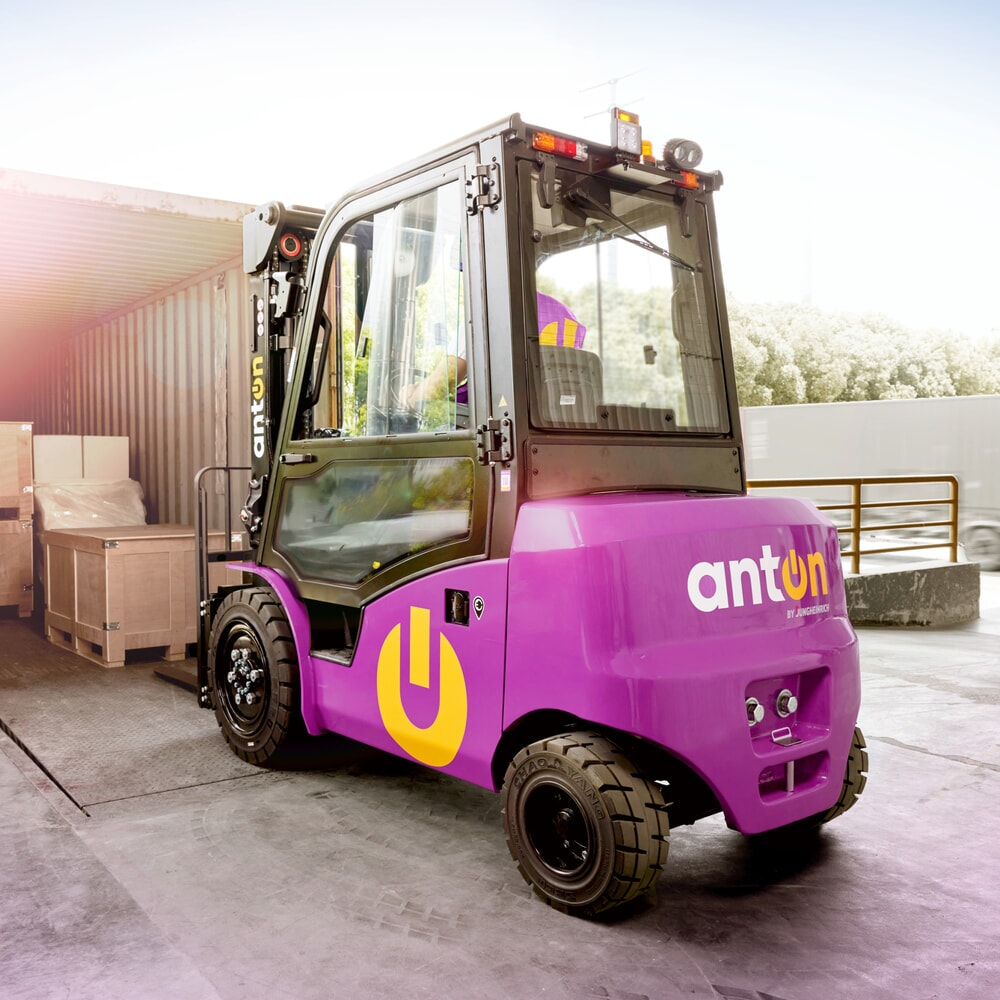 N° de l'image du produit 9 : Chariot élévateur électrique AntOn par Jungheinrich CBH 3.0 avec mât télescopique triple, hauteur de levage 4 800 mm, capacité de charge 3 000 kg, cabine intempéries Comfort, y compris chargeur externe 80 V, 60 A, CEE, 4 broches