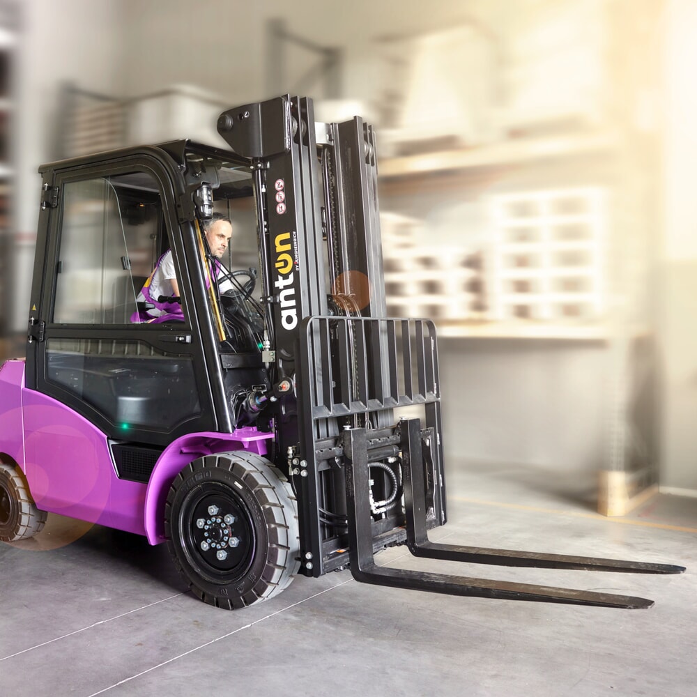 N° de l'image du produit 10 : Chariot élévateur électrique AntOn par Jungheinrich CBH 3.0 avec mât télescopique triple, hauteur de levage 4 800 mm, capacité de charge 3 000 kg, cabine intempéries Comfort, y compris chargeur externe 80 V, 60 A, CEE, 4 broches