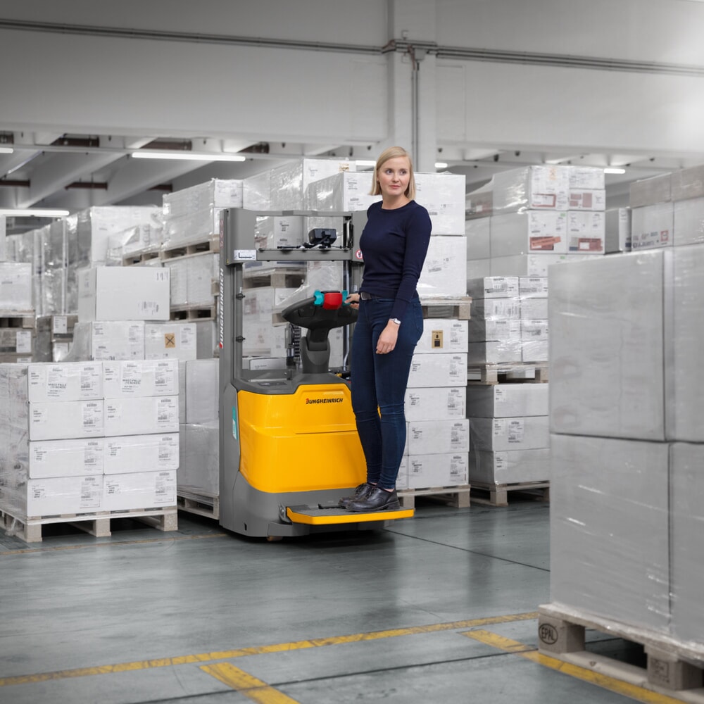 N° de l'image du produit 7 : Gerbeur électrique Jungheinrich ERC 110zi DZ avec plateforme de conduite, mât télescopique triple, hauteur de levage 4 300 mm, capacité de charge 1 000 kg, hydraulique proportionnelle