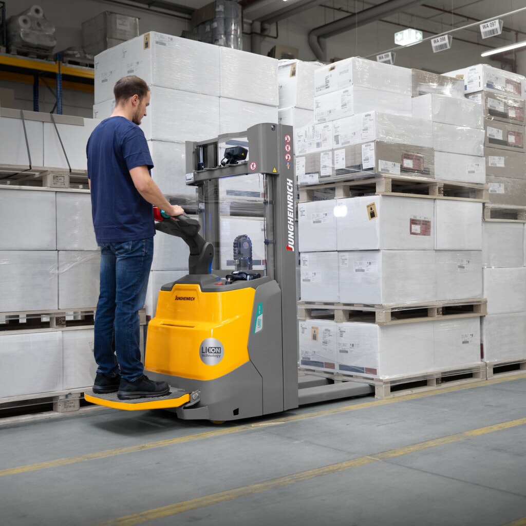Gerbeur électrique Jungheinrich ERC 112zi DZ avec plateforme de conduite, mât télescopique triple, hauteur de levage 4 300 mm, capacité de charge 1 200 kg, hydraulique proportionnelle N° de l'image du produit 11 : Gerbeur électrique Jungheinrich ERC 112zi DZ avec plateforme de conduite, mât télescopique triple, hauteur de levage 4 300 mm, capacité de charge 1 200 kg, hydraulique proportionnelle