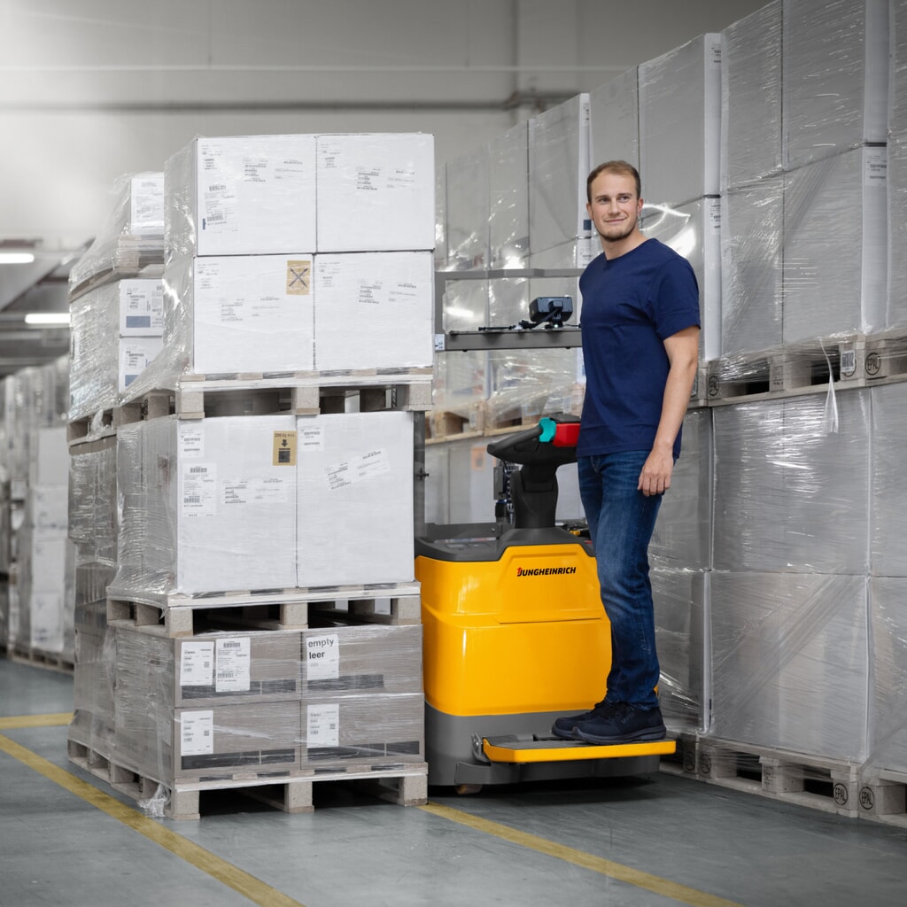 Gerbeur électrique Jungheinrich ERC 112zi DZ avec plateforme de conduite, mât télescopique triple, hauteur de levage 4 300 mm, capacité de charge 1 200 kg, hydraulique proportionnelle N° de l'image du produit 12 : Gerbeur électrique Jungheinrich ERC 112zi DZ avec plateforme de conduite, mât télescopique triple, hauteur de levage 4 300 mm, capacité de charge 1 200 kg, hydraulique proportionnelle