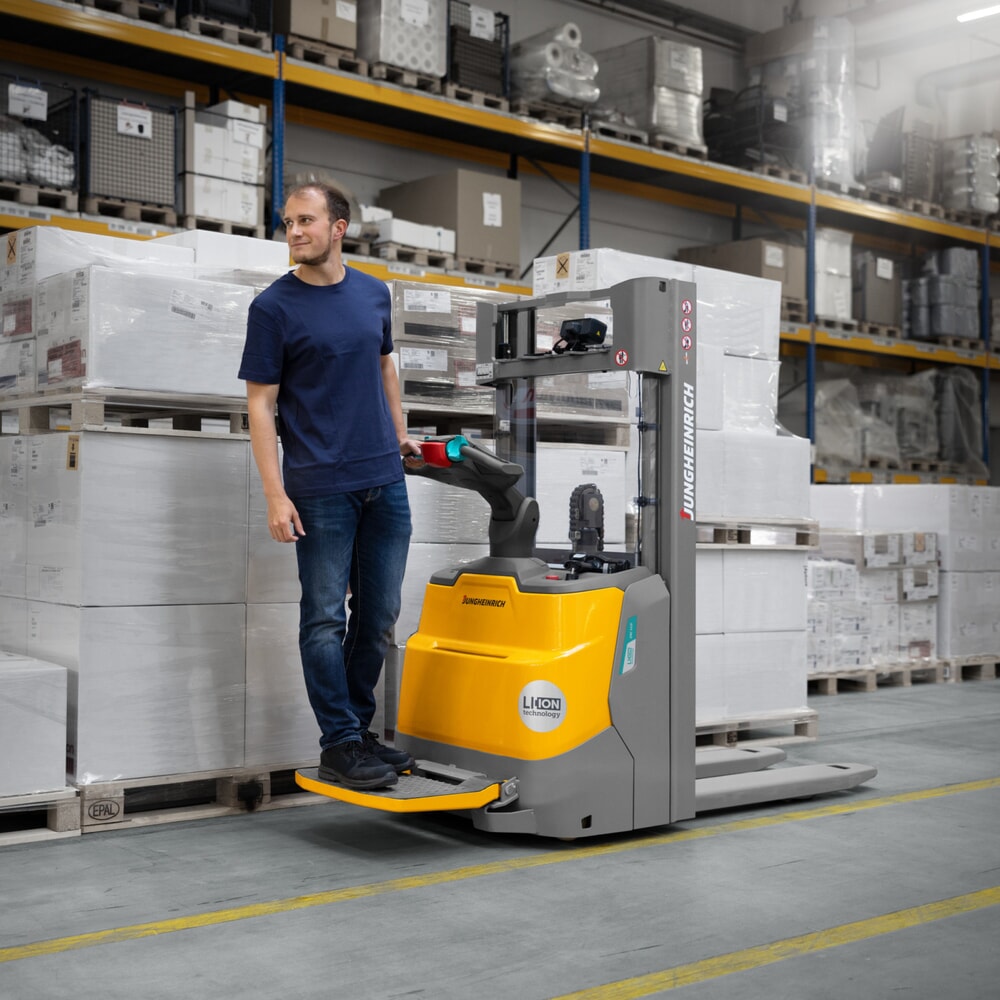 N° de l'image du produit 12 : Gerbeur électrique Jungheinrich ERC 110zi DZ avec plateforme de conduite, mât télescopique triple, hauteur de levage 4 300 mm, capacité de charge 1 000 kg, hydraulique proportionnelle