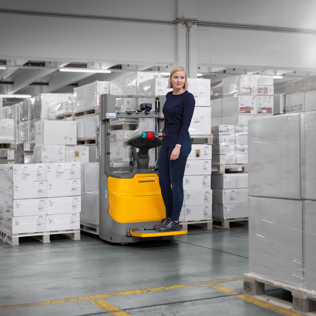 Gerbeur électrique Jungheinrich ERC 110i ZT avec plateforme de conduite, mât télescopique double, hauteur de levage 2 300 mm, capacité de charge 1 000 kg, hydraulique proportionnelle N° de l'image du produit 12 : Gerbeur électrique Jungheinrich ERC 110i ZT avec plateforme de conduite, mât télescopique double, hauteur de levage 2 300 mm, capacité de charge 1 000 kg, hydraulique proportionnelle
