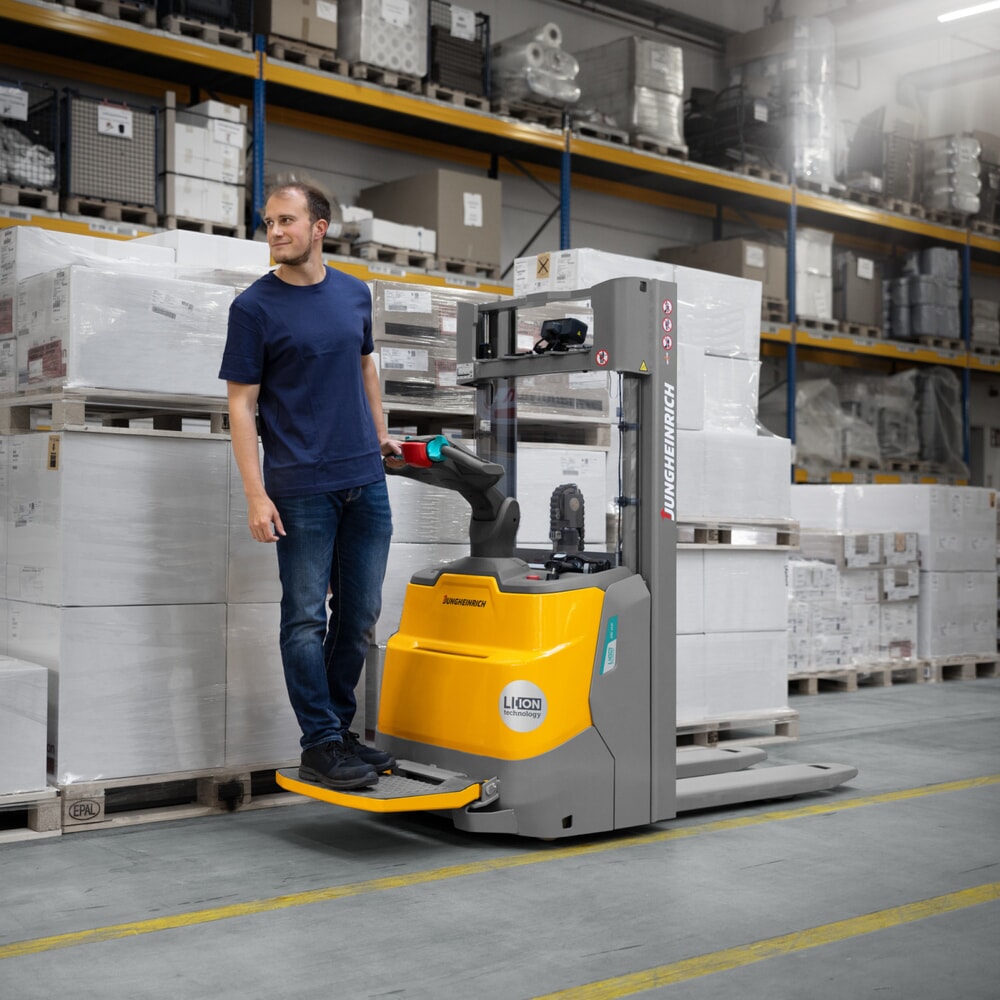 N° de l'image du produit 16 : Gerbeur électrique Jungheinrich ERC 110i DZ avec plateforme de conduite, mât télescopique triple, hauteur de levage 4 300 mm, capacité de charge 1 000 kg, hydraulique proportionnelle