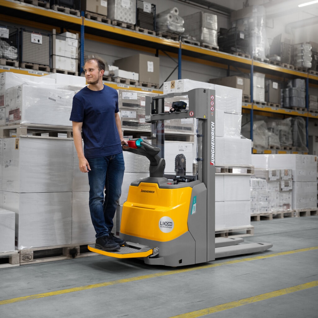 N° de l'image du produit 17 : Gerbeur électrique Jungheinrich ERC 110i ZT avec plateforme de conduite, mât télescopique double, hauteur de levage 2 300 mm, capacité de charge 1 000 kg, hydraulique proportionnelle