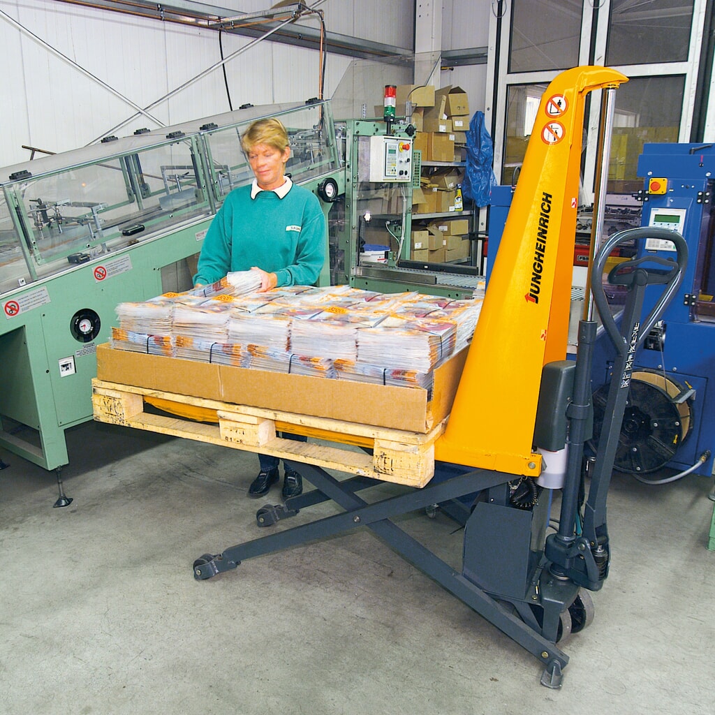 N° de l'image du produit 3 : Transpalette à ciseaux Jungheinrich AMX 10e, électrohydraulique, capacité de charge 1 000 kg, largeur spéciale des fourches de 680 mm, longueur des fourches 1 150 mm, caoutchouc plein/nylon