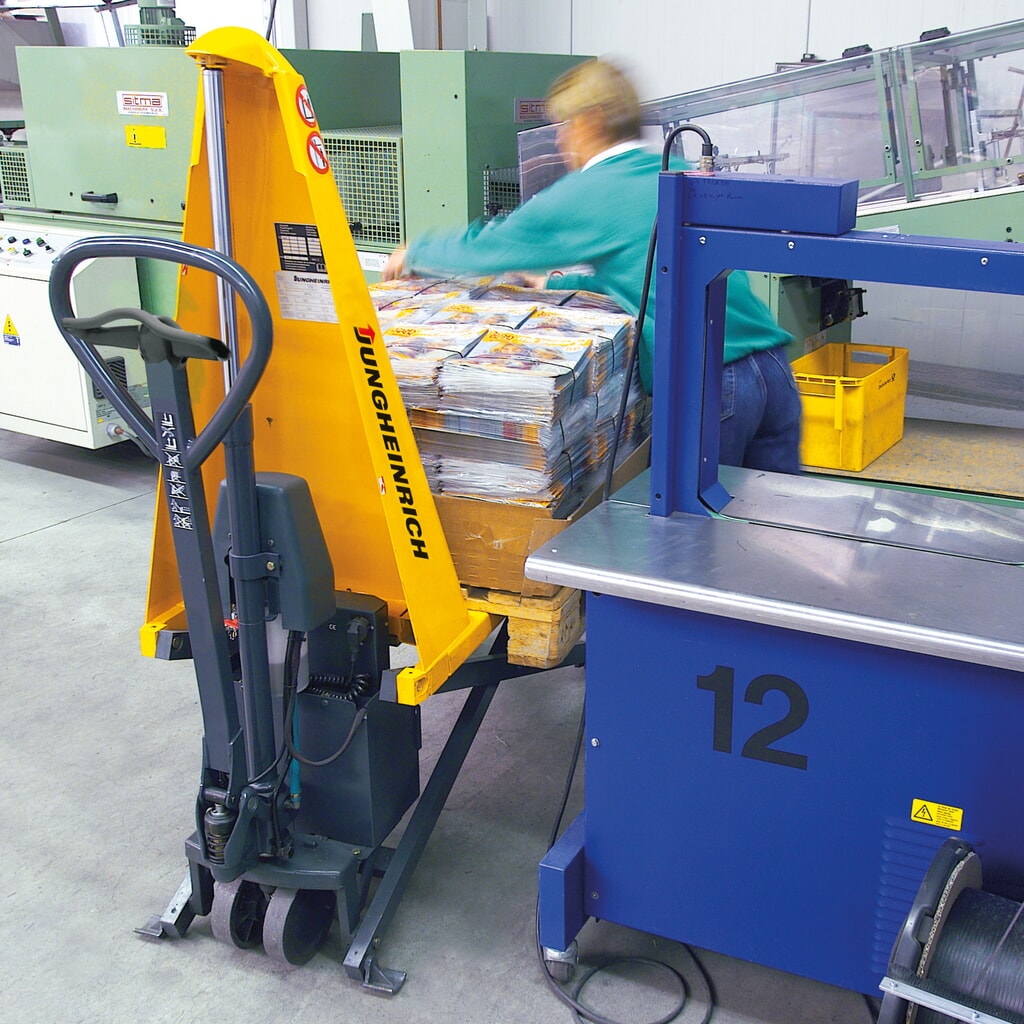 Transpalette à ciseaux Jungheinrich AMX 10e, électrohydraulique, capacité de charge 1 000 kg, largeur spéciale des fourches de 680 mm, longueur des fourches 1 150 mm, caoutchouc plein/nylon N° de l'image du produit 4 : Transpalette à ciseaux Jungheinrich AMX 10e, électrohydraulique, capacité de charge 1 000 kg, largeur spéciale des fourches de 680 mm, longueur des fourches 1 150 mm, caoutchouc plein/nylon