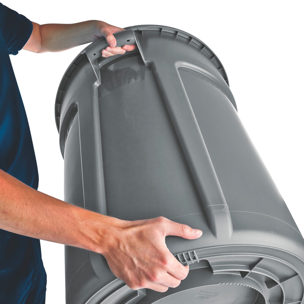 Poubelle universelle Rubbermaid®, plastique, ronde, 76 litres, grise N° de l'image du produit 3 : Poubelle universelle Rubbermaid®, plastique, ronde, 76 litres, grise