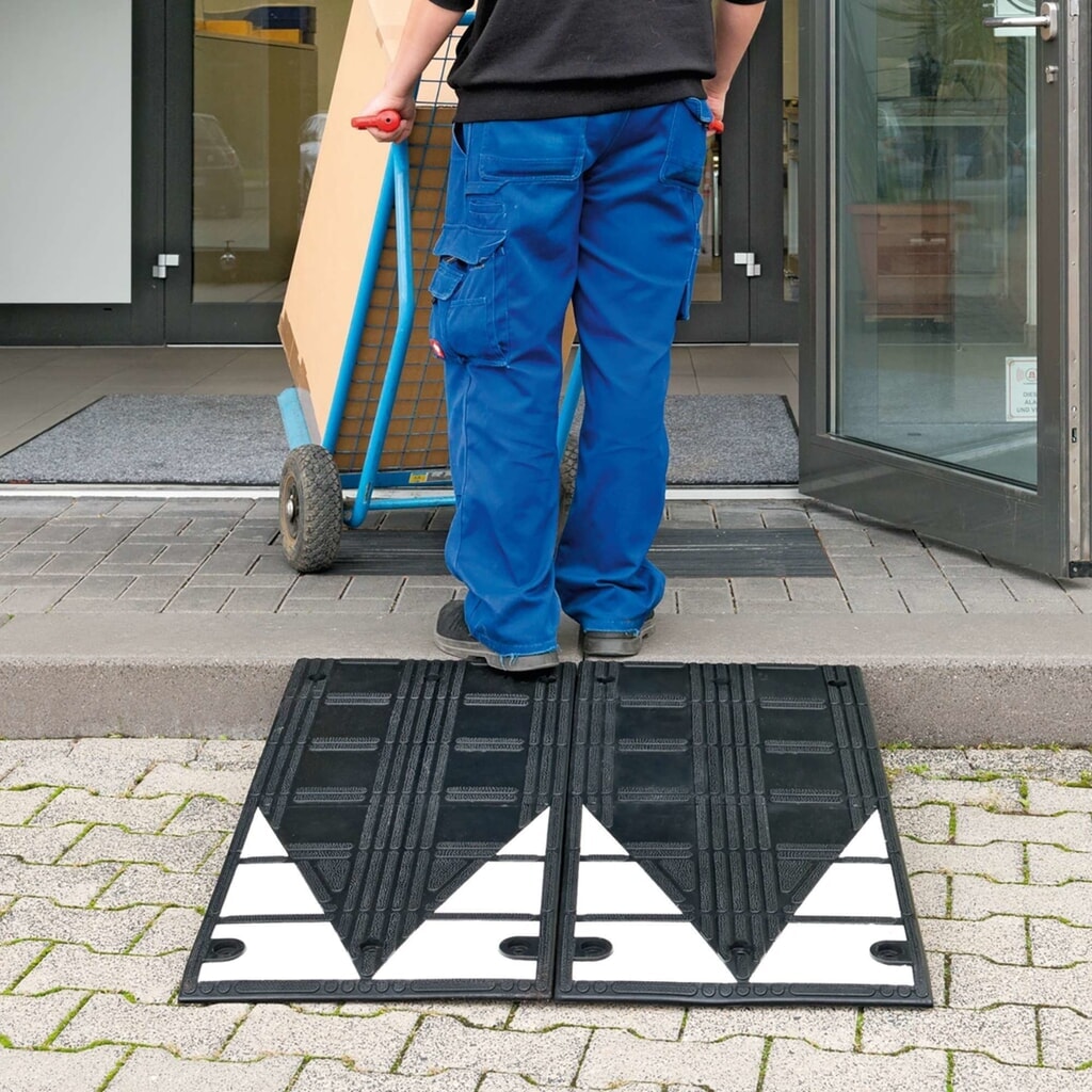 Rampe de trottoir MORAVIA en caoutchouc vulcanisé, l x H x P 450 x 75 x 1 000 mm, noir-blanc, matériel de fixation inclus N° de l'image du produit 3 : Rampe de trottoir MORAVIA en caoutchouc vulcanisé, l x H x P 450 x 75 x 1 000 mm, noir-blanc, matériel de fixation inclus