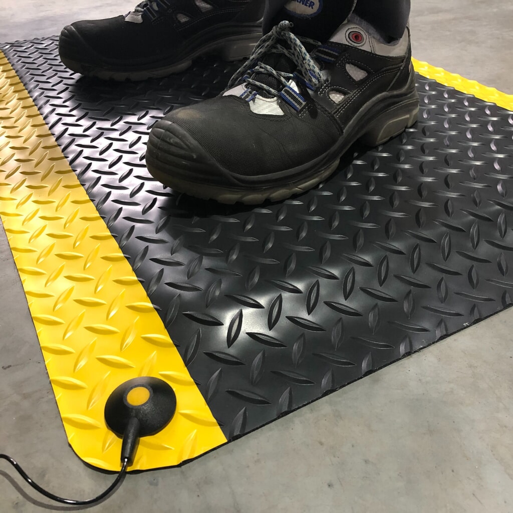 N° de l'image du produit 3 : Tapis anti-fatigue ESD ErgoSoft Strong Steinbock®, sculptures en losange, double épaisseur, l x L 600 x 1 000 mm, noir/jaune