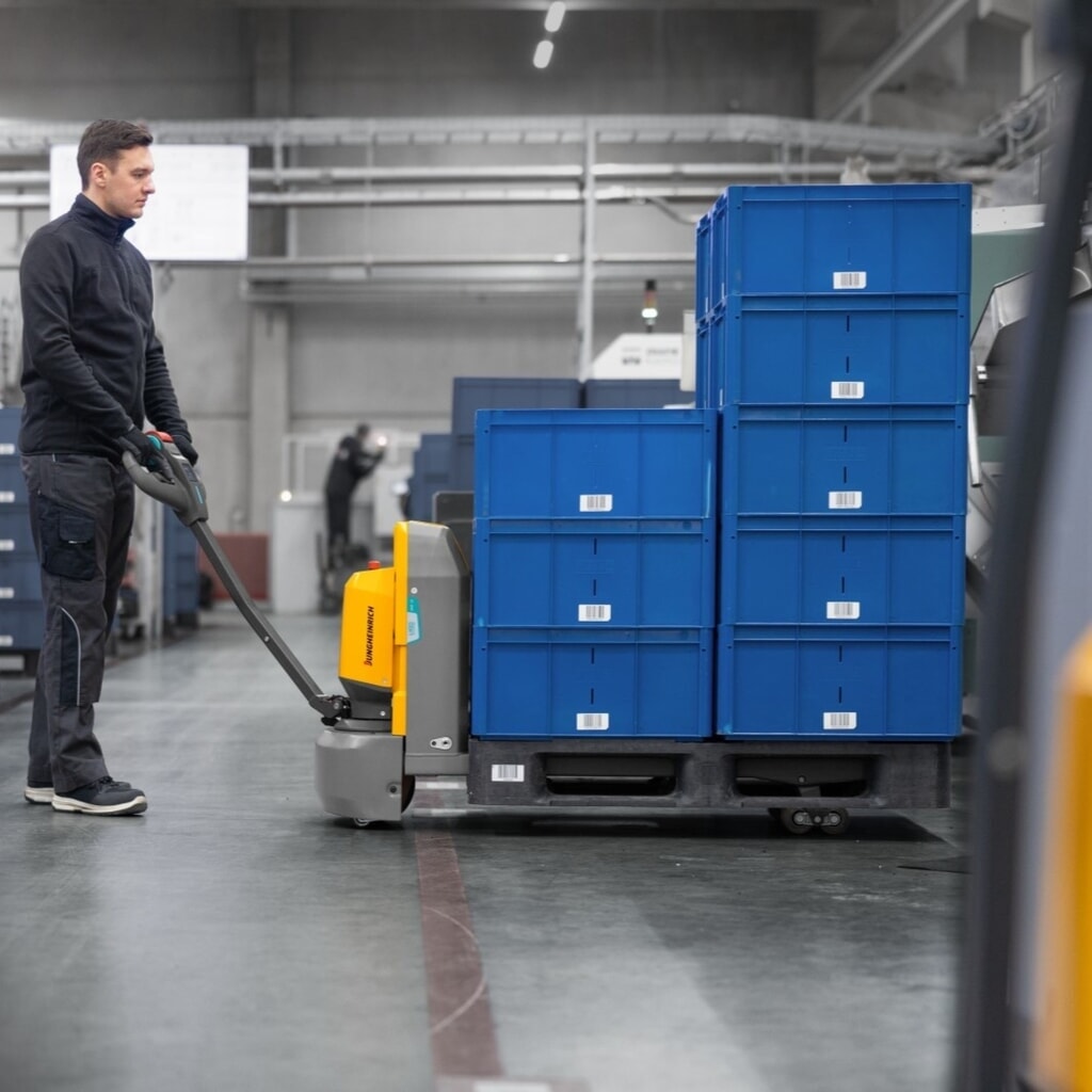 N° de l'image du produit 7 : Transpalette électrique Jungheinrich AME 15, capacité de charge 1 500 kg, longueur de fourche 1 150 mm, largeur de fourche spéciale 670 mm, galets tandem