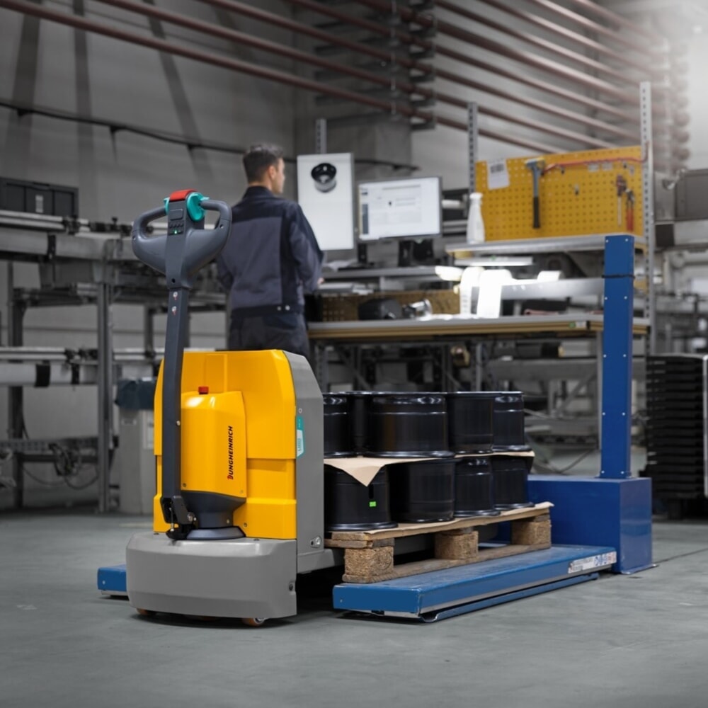Transpalette électrique Jungheinrich AME 15, capacité de charge 1 500 kg, longueur de fourche 1 150 mm, largeur de fourche spéciale 670 mm, galets tandem N° de l'image du produit 8 : Transpalette électrique Jungheinrich AME 15, capacité de charge 1 500 kg, longueur de fourche 1 150 mm, largeur de fourche spéciale 670 mm, galets tandem