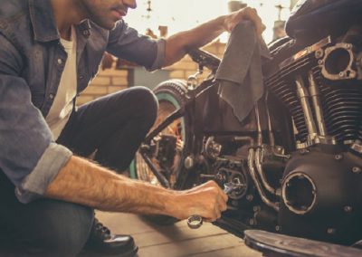 Outillage mécanique moto : liste des outils pour assurer l’entretien