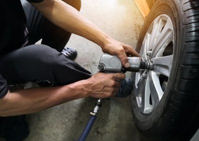 Outils pour changer une roue de voiture : les équipements indispensables