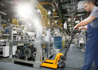 Guide complet du contrôle d’un chariot élévateur avant son utilisation