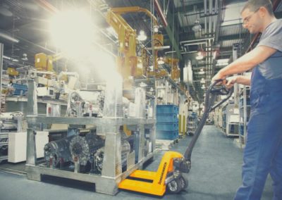 Guide complet du contrôle d’un chariot élévateur avant son utilisation