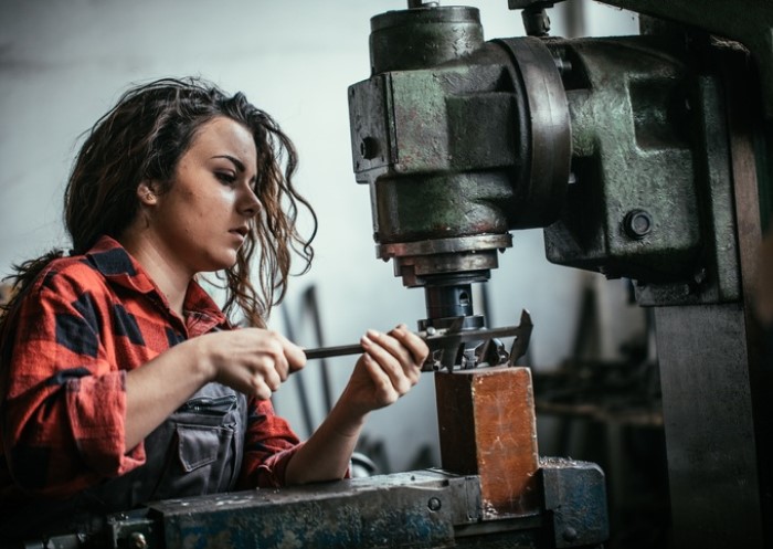 Frau arbeitet im Handwerk