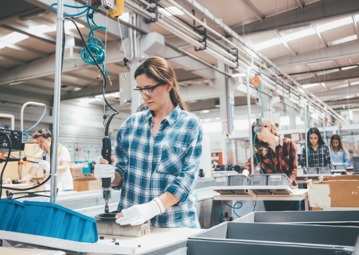 Frau arbeitet an Steharbeitsplatz