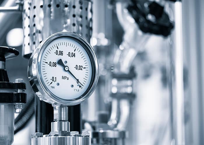 Das Bild zeigt einen Manometer, der Teil einer größeren Apparatur ist